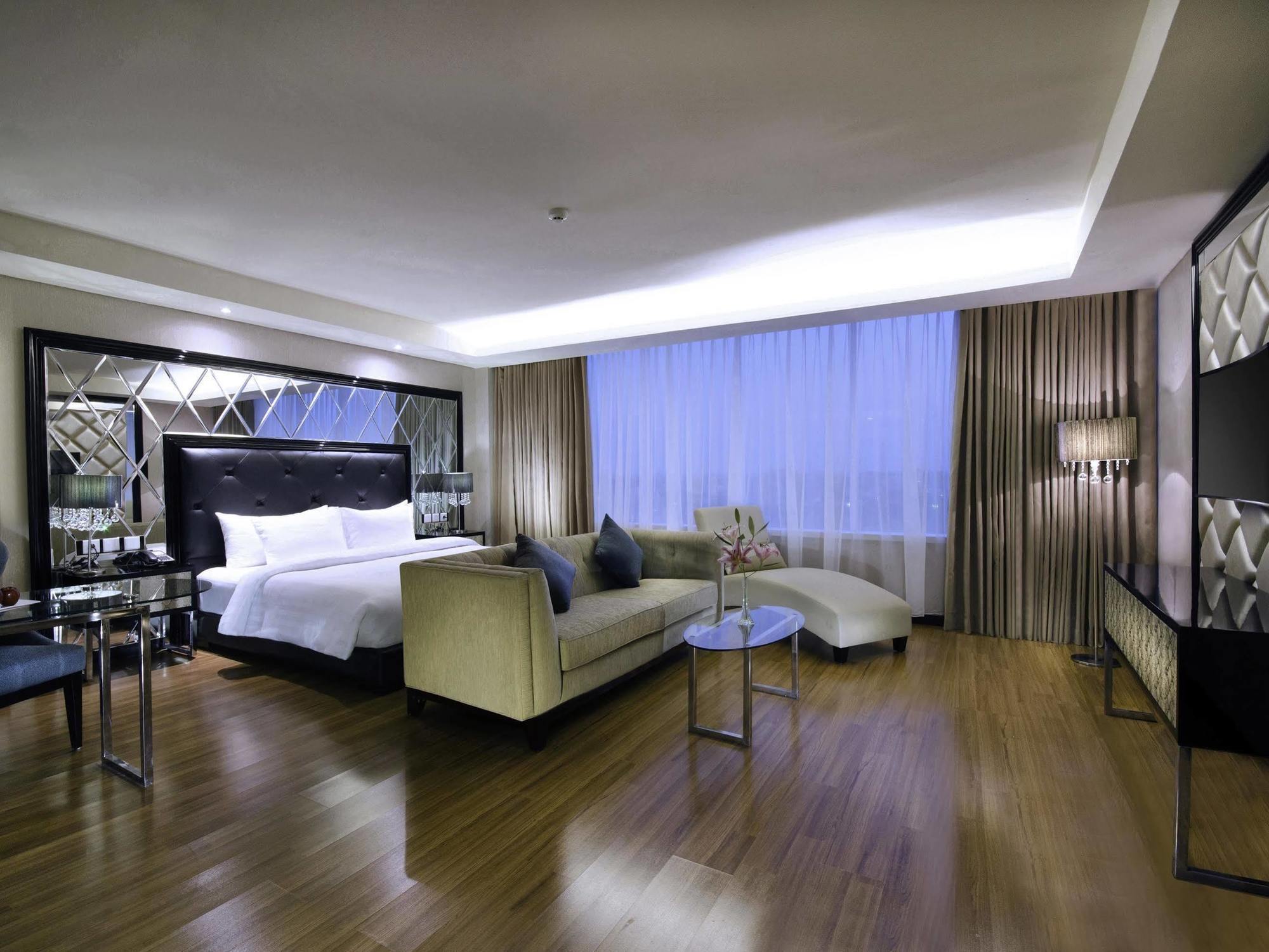 The Alana Hotel & Convention Center Solo By Aston Surakarta (Solo) Exterior foto